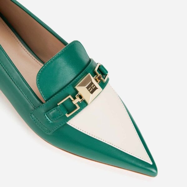 Two-colour moccasin with pointed shape and stud horsebit
