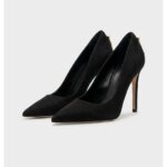 Suede pump with logo detail